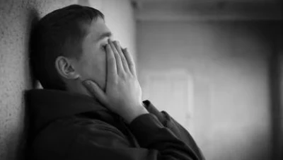 تفسير حلم البكاء على شخص مات لابن سيرين والنابلسي للعزباء والمتزوجة والحامل