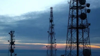 إذاعة "يوم القيامة" تبث رسالتين غامضتين عشية قمة بوتين و ترامب