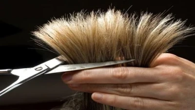 تفسير حلم قص الشعر للعزباء: دلالات للمتزوجة، الحامل، والمطلقة عند ابن سيرين والنابلسي