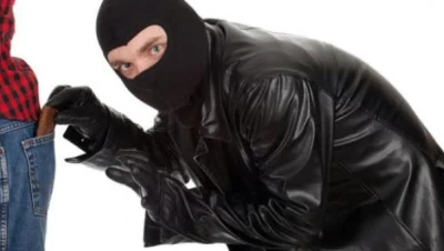 تفسير التعرض للسرقة في المنام: تحذير من الخسارة أم بشرى بالزواج؟