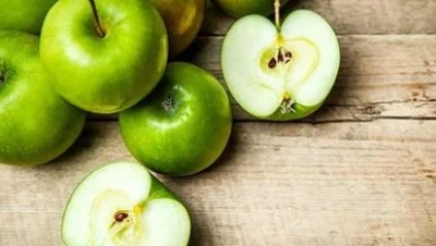 تفسير أكل التفاح في المنام للعزباء والمتزوجة والحامل