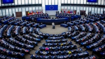 المفوضية الأوروبية تعلن تخفيف العقوبات على سوريا وبدء المشاركة في إعادة الإعمار