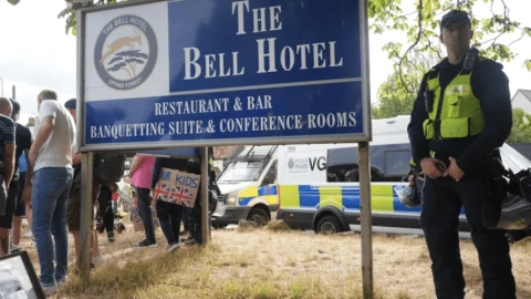 لاجئ سوري يوقّع على العودة إلى...