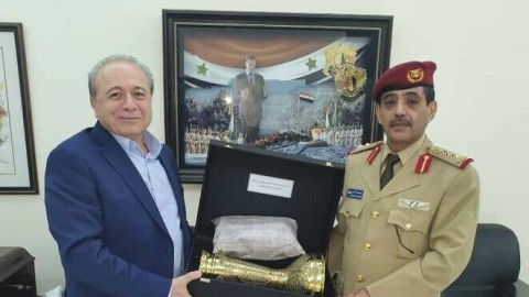 قيادي ميليشياوي حوثي يلتقي مسؤ...