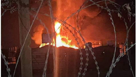 طيران مسير يستهدف شحنة أسلحة د...