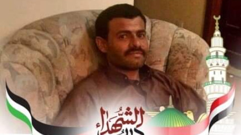 فيديو مؤلم.. حوثي يقتل تاجراً...