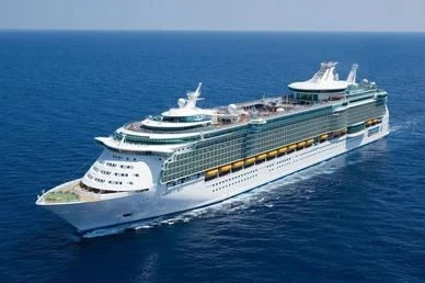 تفسير حلم ركوب السفينة في المنام: دلالات للمتزوجة والعزباء والحامل والمطلقة عند ابن سيرين والنابلسي