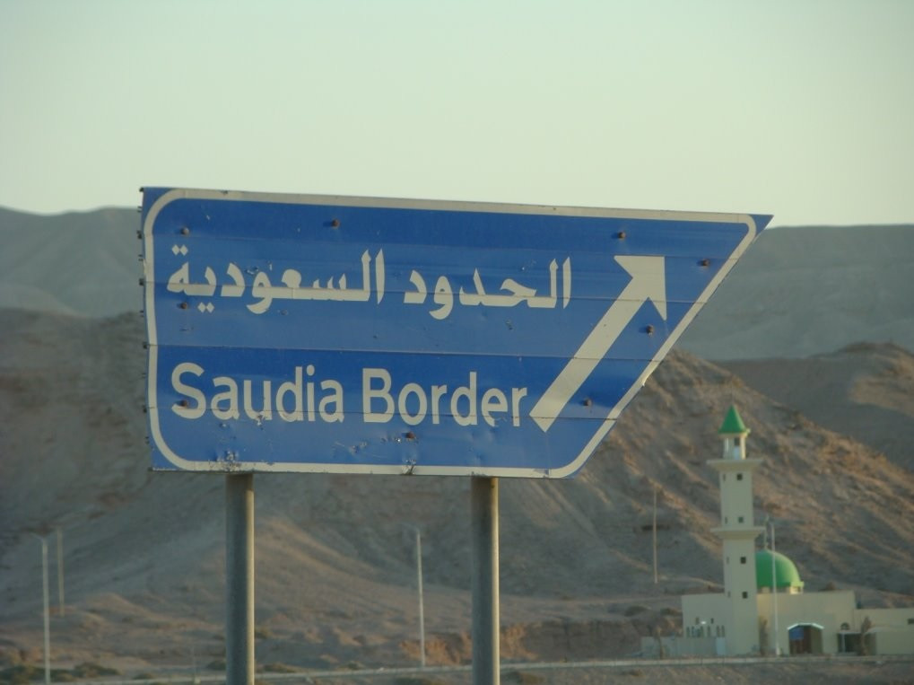 شكر لبناني للسعودية عقب السماح بدخول شاحنات البضائع إلى أراضيها