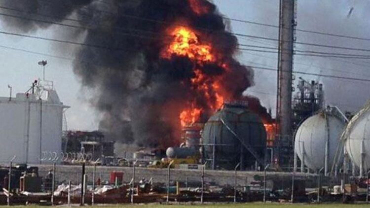 حريق ضخم في مستودع للبتروكيماويات في إيران (فيديو)