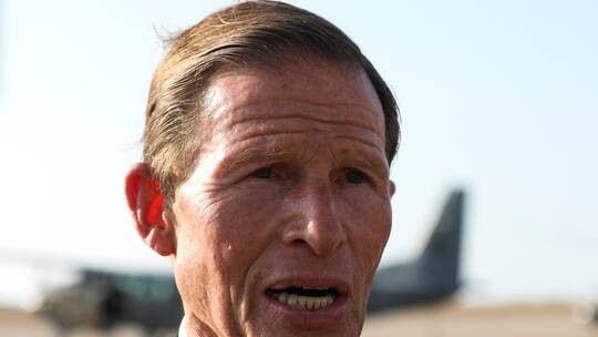 سيناتور أمريكي من مطار بيروت: "حزب الله" سرطان متفشٍ