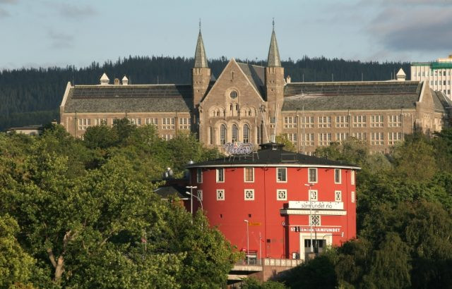 اتهام أستاذ جامعي بالنرويج بالتواطؤ مع إيران