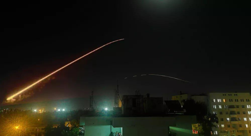 إسرائيل تقصف مواقع عسكرية في حمص والنظام يكشف الخسائر (فيديو)