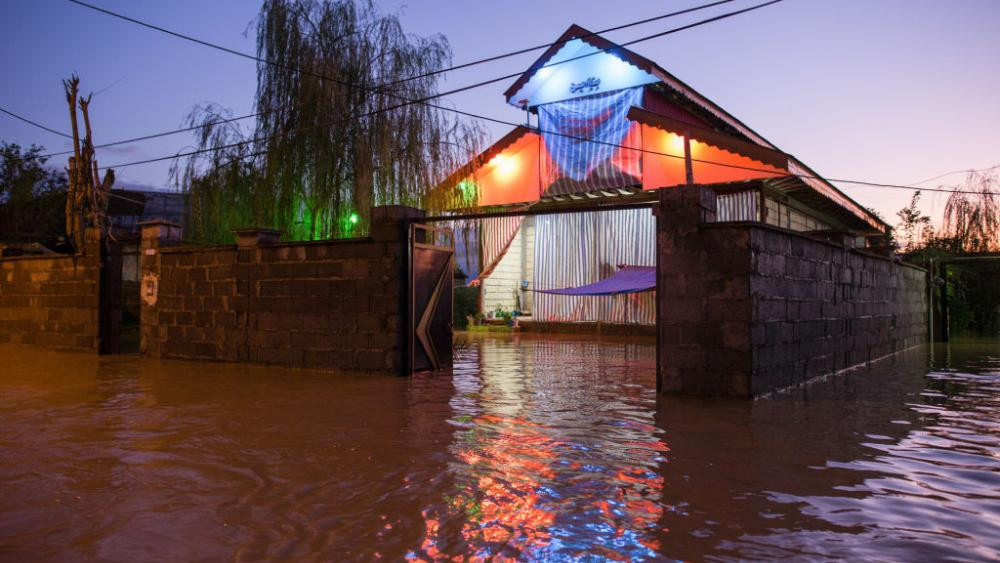 وفاة 5 أشخاص غرقاً جراء فيضانات في "فارس" الإيرانية