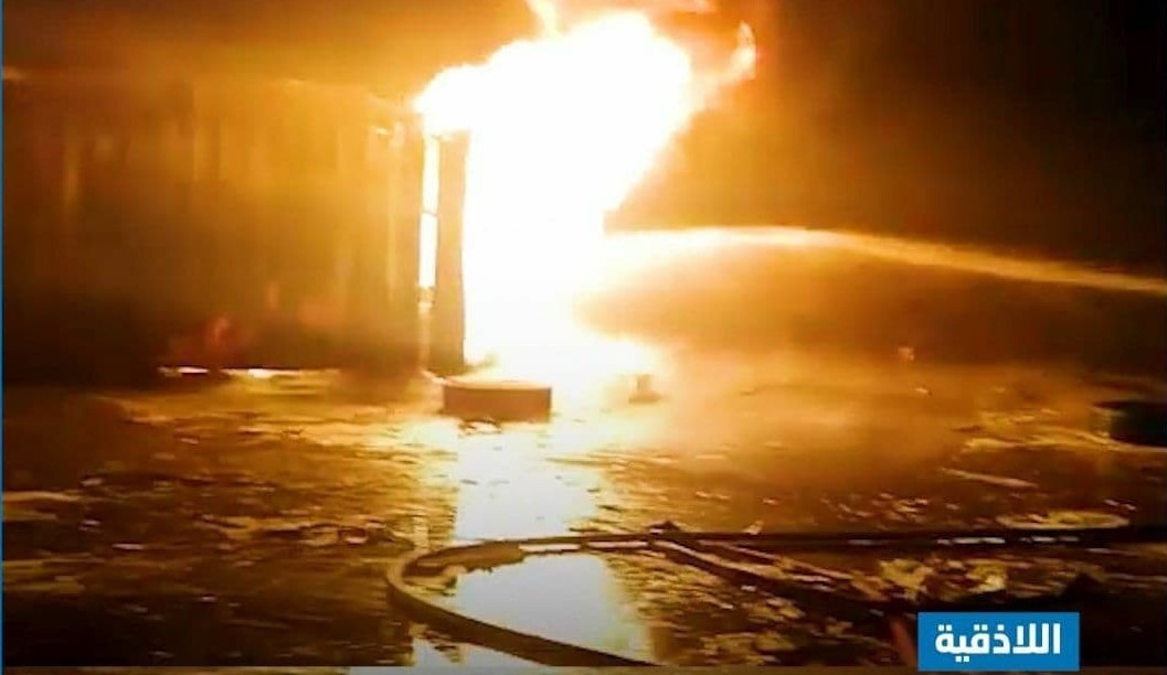 إسرائيل تضرب إيران غرباً في اللاذقية وأمريكا تدكها شرقاً في "كتيبة الكيماوي"