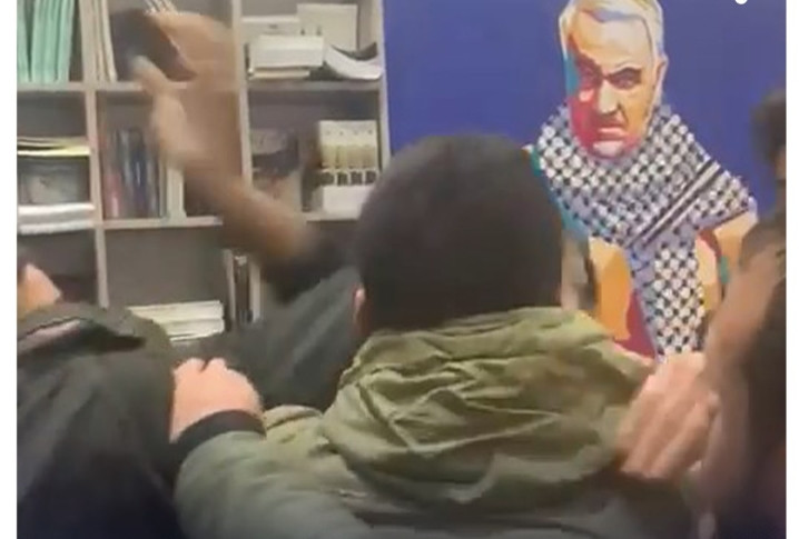 أنصار "حزب الله" يهاجمون لبنانياً ويبرحونه ضرباً (فيديو)