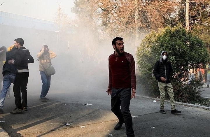 احتجاجات إيران.. تمزيق صور خامنئي وأنباء عن سقوط قتلى (فيديو)