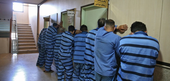 الشرطة الإيرانية تقبض على 120 شخصا