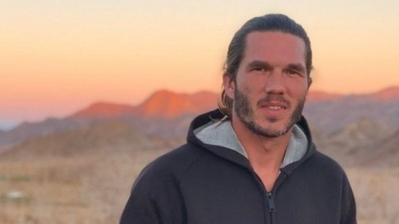 محكمة إيرانية تؤيد حكما بسجن سائح فرنسي