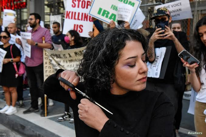 تواصل المظاهرات في إيران والإعلام الرسمي يحشد لقمعها