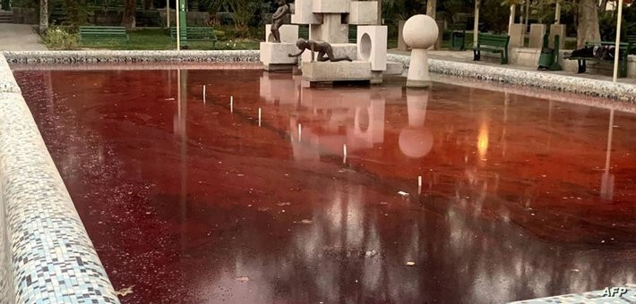 رسالة باللون الأحمر للنظام الإيراني عبر نوافير طهران