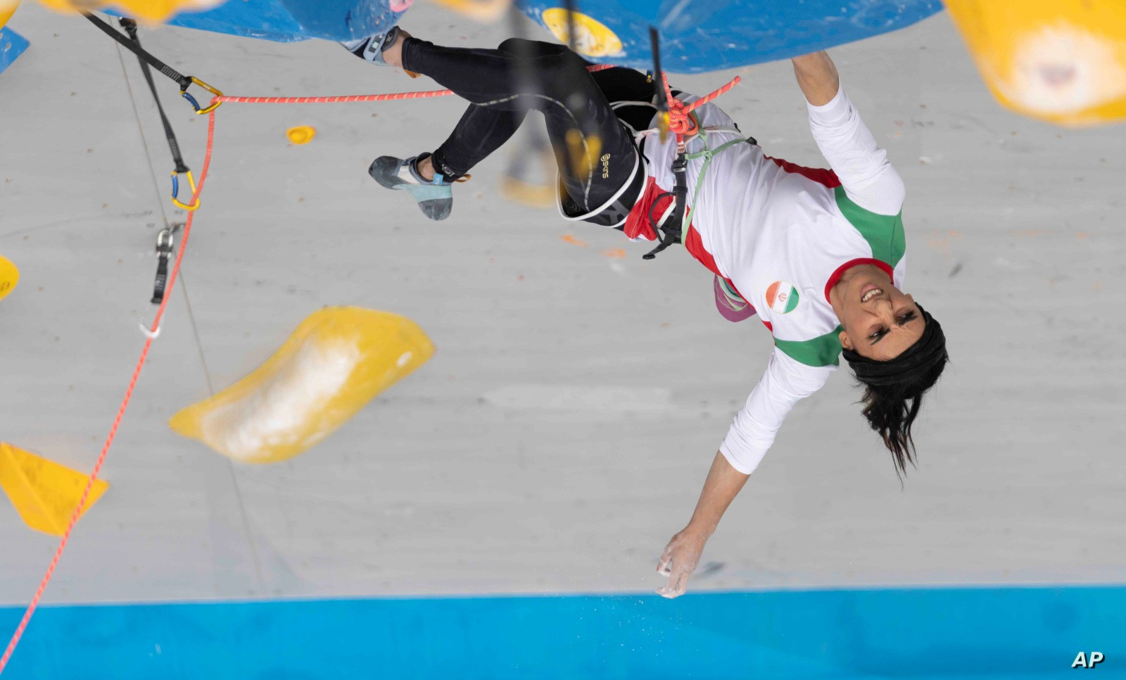 المتسلقة الإيرانية التي خلعت حجابها تصل إيران وحشود بانتظارها