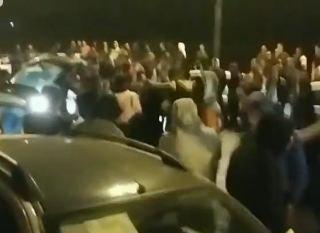 إيرانيون ينزلون إلى الشوارع ابتهاجا بخروج منتخب إيران من منافسات كأس العالم