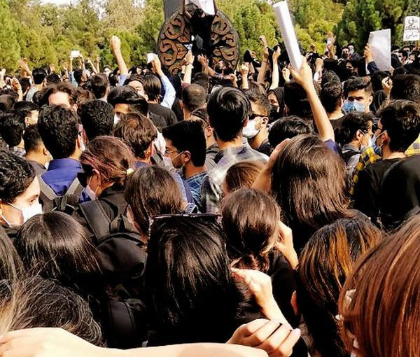 "شباب أحياء طهران" يطالبون بتحالف كافة التنظيمات السياسية بالخارج تحسباً لسقوط النظام