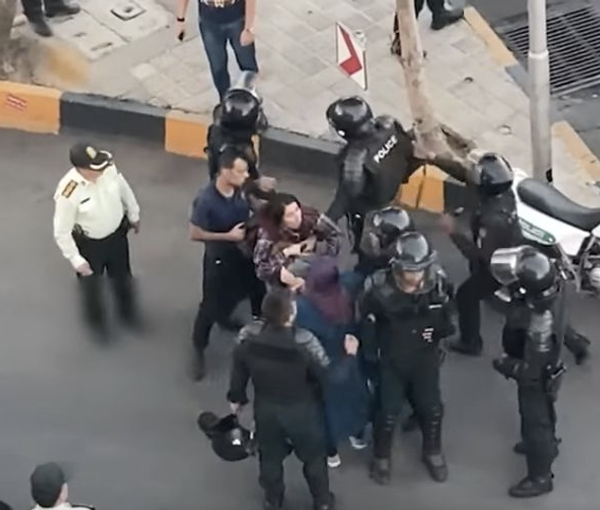 المجلس التنسيقي لنقابات المعلمين في إيران يطالب النظام بإطلاق سراح المحتجين