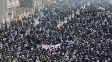 عشرات آلاف الإيرانيين يتظاهرون في زهدان