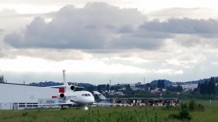 باريس تستعيد مواطنين فرنسيين محتجزين في إيران