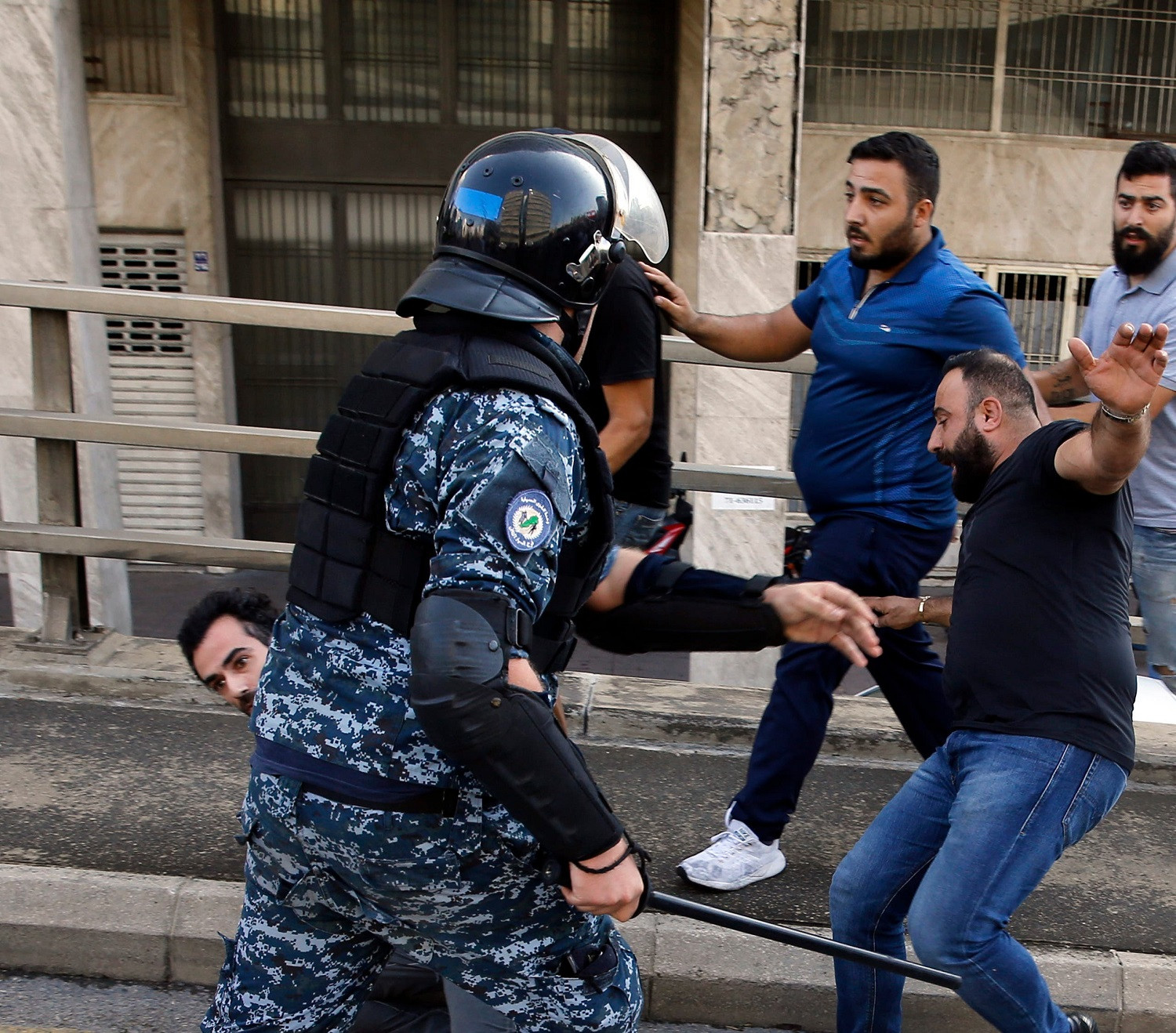 حرق الخيام واحتلال الساحات.. "حزب الله" يحرّك زعرانه في بيروت لثني "الحريري" عن الاستقالة