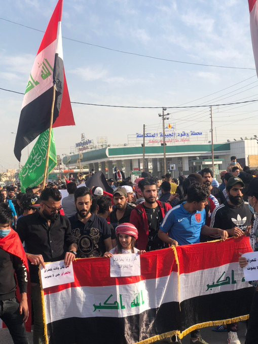 العراق.. عنصر بالأمن يتوعد المتظاهرين بالـ"ذبـح" ومسلحون يغتالون ناشطا