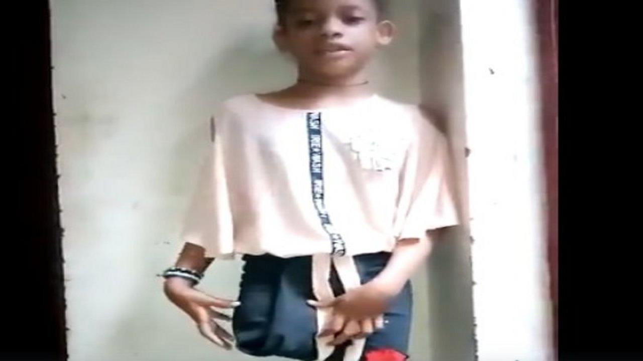 بالفيديو.. طفلة يمنية فقدت ساقها بقصف حوثي تشكو للمبعوث الأممي