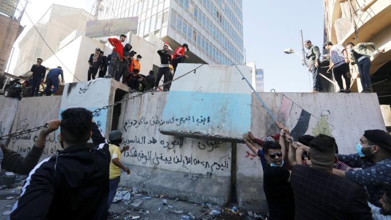 العراق.. قتل في بغداد وكربلاء ودعوات لإضراب عام الأحد