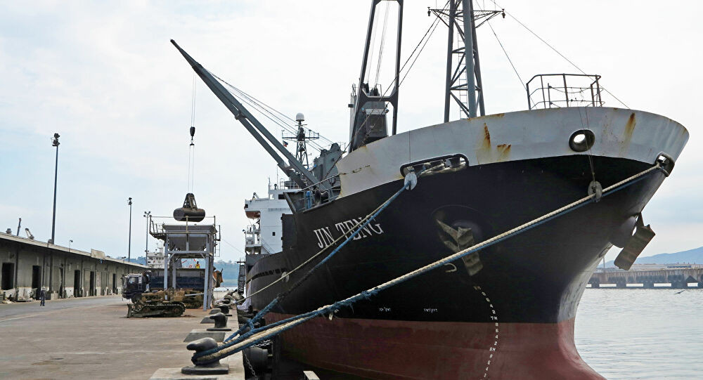 "علقت في الطين".. إيران تنفي اختطاف سفينة عراقية