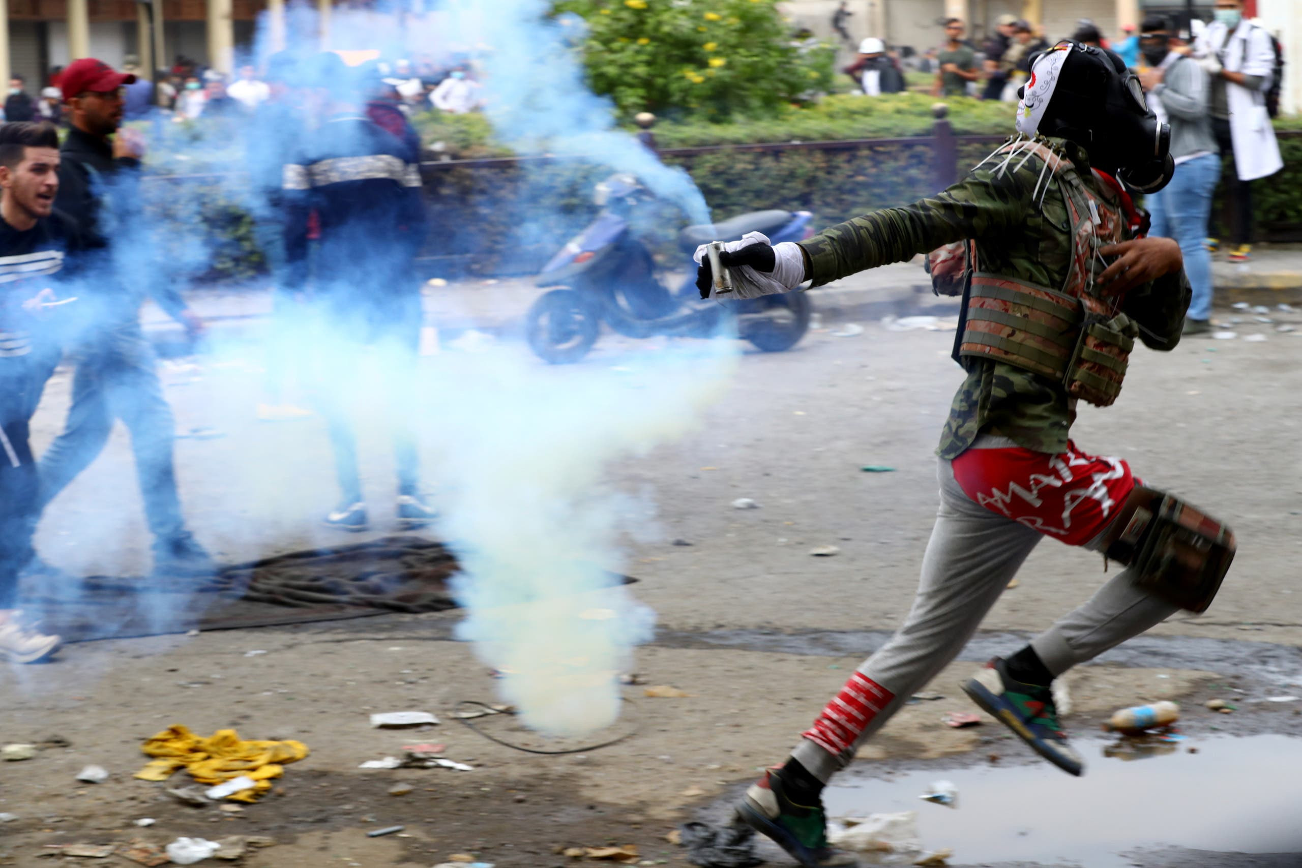 العراق.. محتجون يواصلون إغلاق حقل نفطي في ذي قار والاحتجاجات بتصاعد