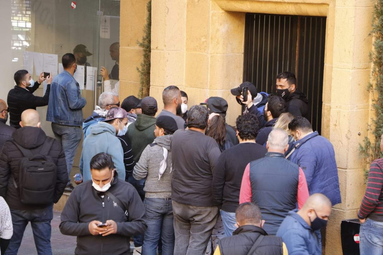 لبنانيون يقتحمون وزارة الاقتصاد وينصبون مشنقة الوزير أمام منزله (فيديو)