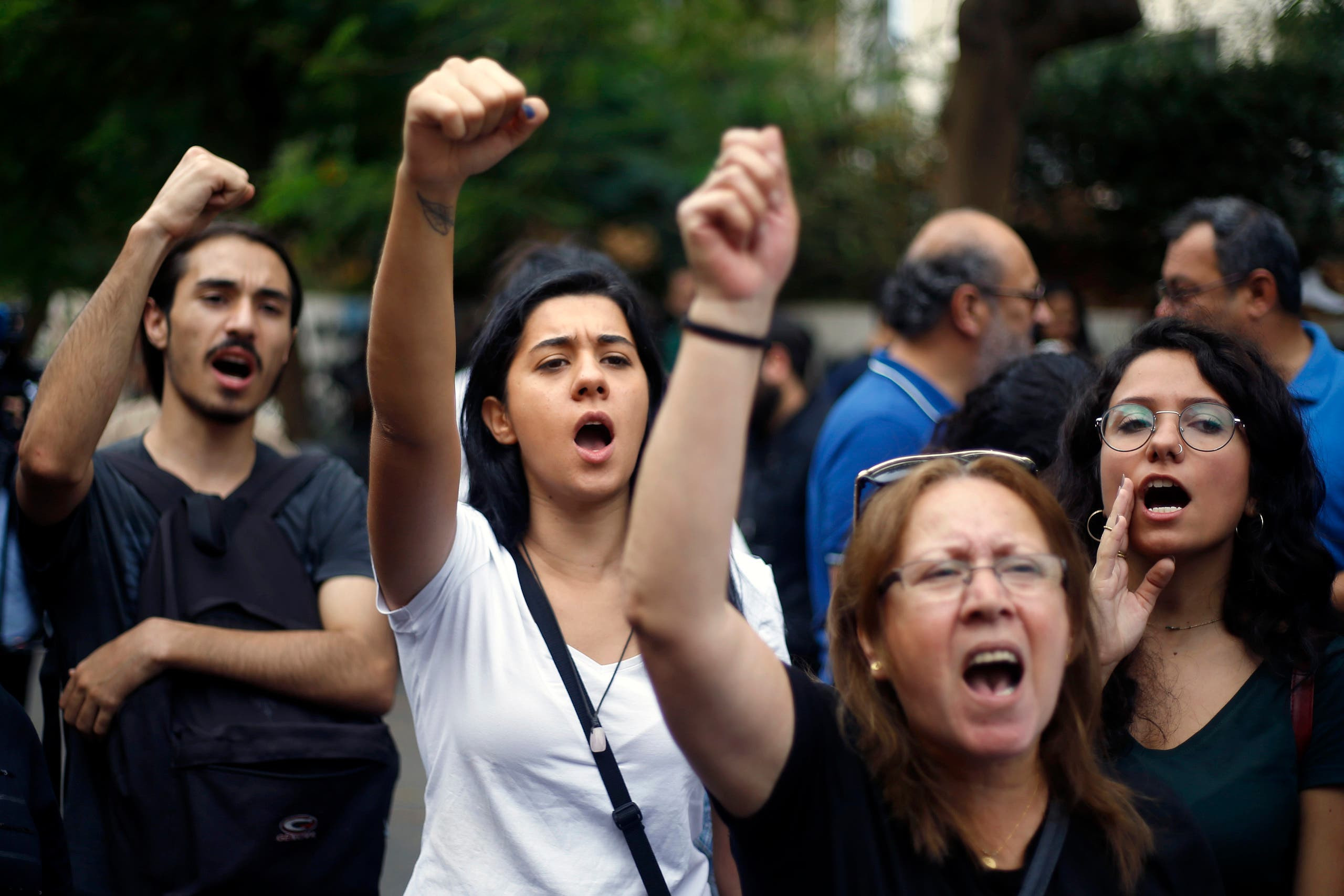 "ثورة الوعي ضد الطائفية" تنتصر.. الحريري يعلن استقالته