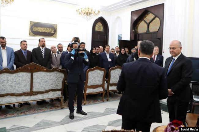 العراق.. كتل سياسية مقربة من إيران ترفض تكليف الزرفي