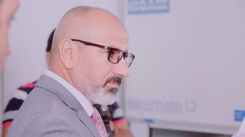 نائب من "التيار الصدري" يوبخ موظفا في بغداد ويطرده من مكتبه وناشطون يستنكرون