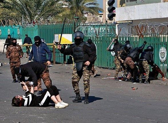 اعتداء قوات الأمن على فتاة متظاهرة يثير غضب العراقيين (صور)