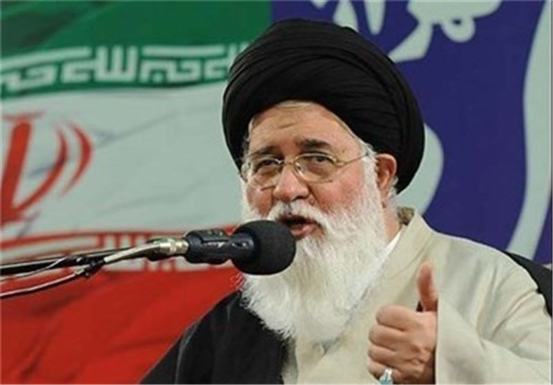 إمام مشهد الإيرانية: الانترنت يضر بالثورة الإسلامية!