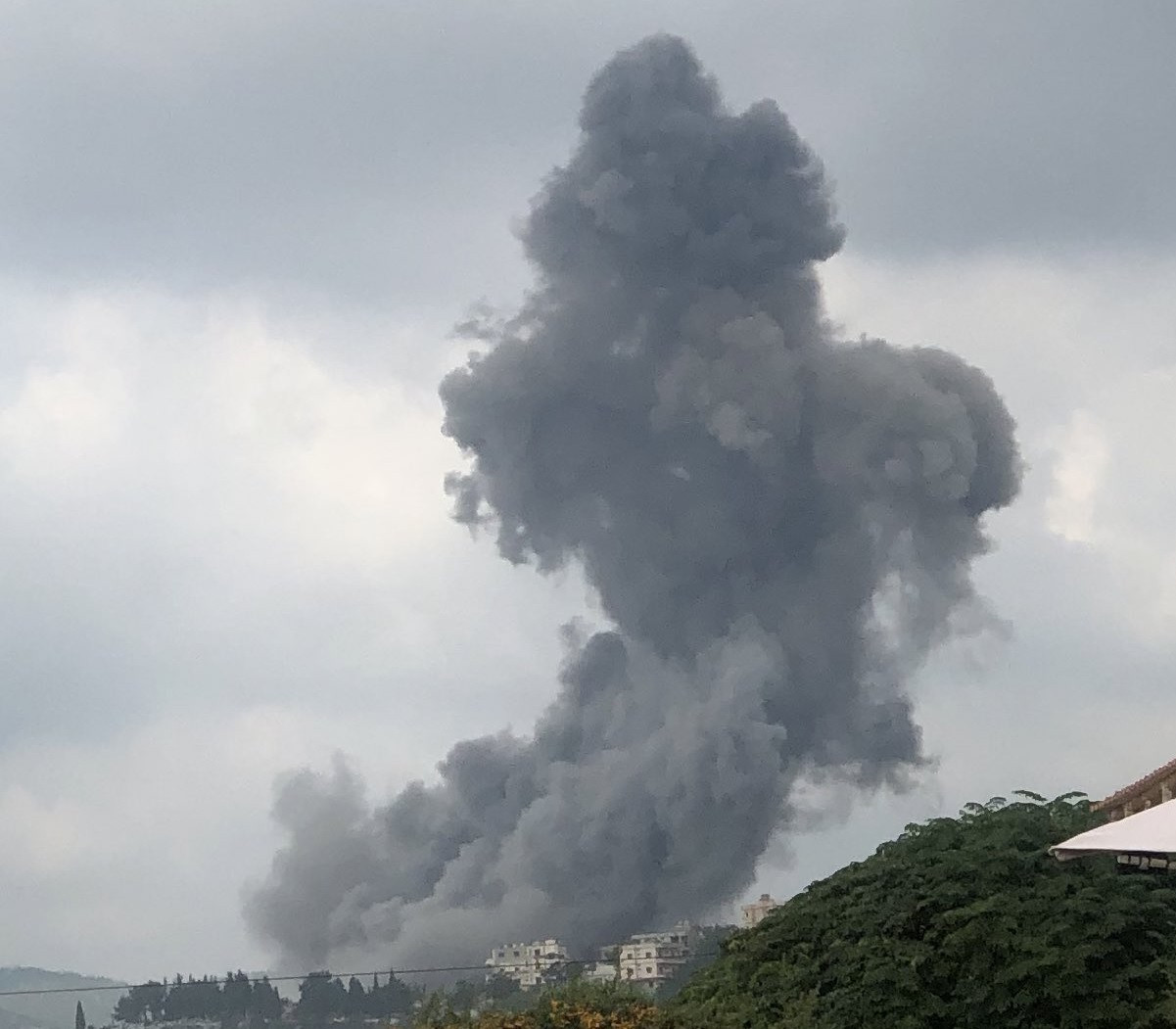 انفجار عنيف يهز بلدة في جنوب لبنان (فيديو)