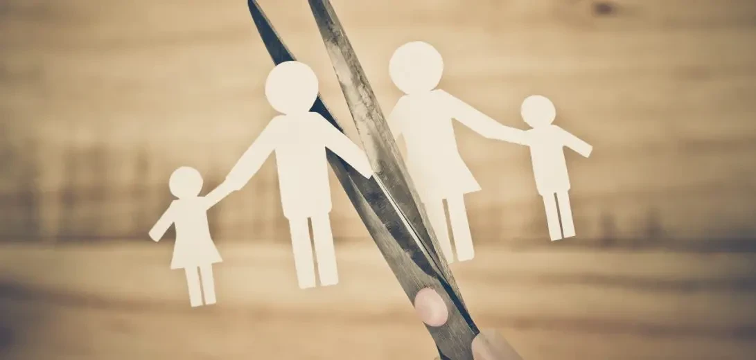 تفسير حلم الطلاق للمتزوجة والعزباء والحامل: تأويلات ابن سيرين، النابلسي، وابن شاهين