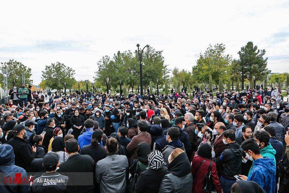 الأمن الإيراني يمنع محبي "شجريان" من المشاركة بدفنه خشية الاحتجاجات