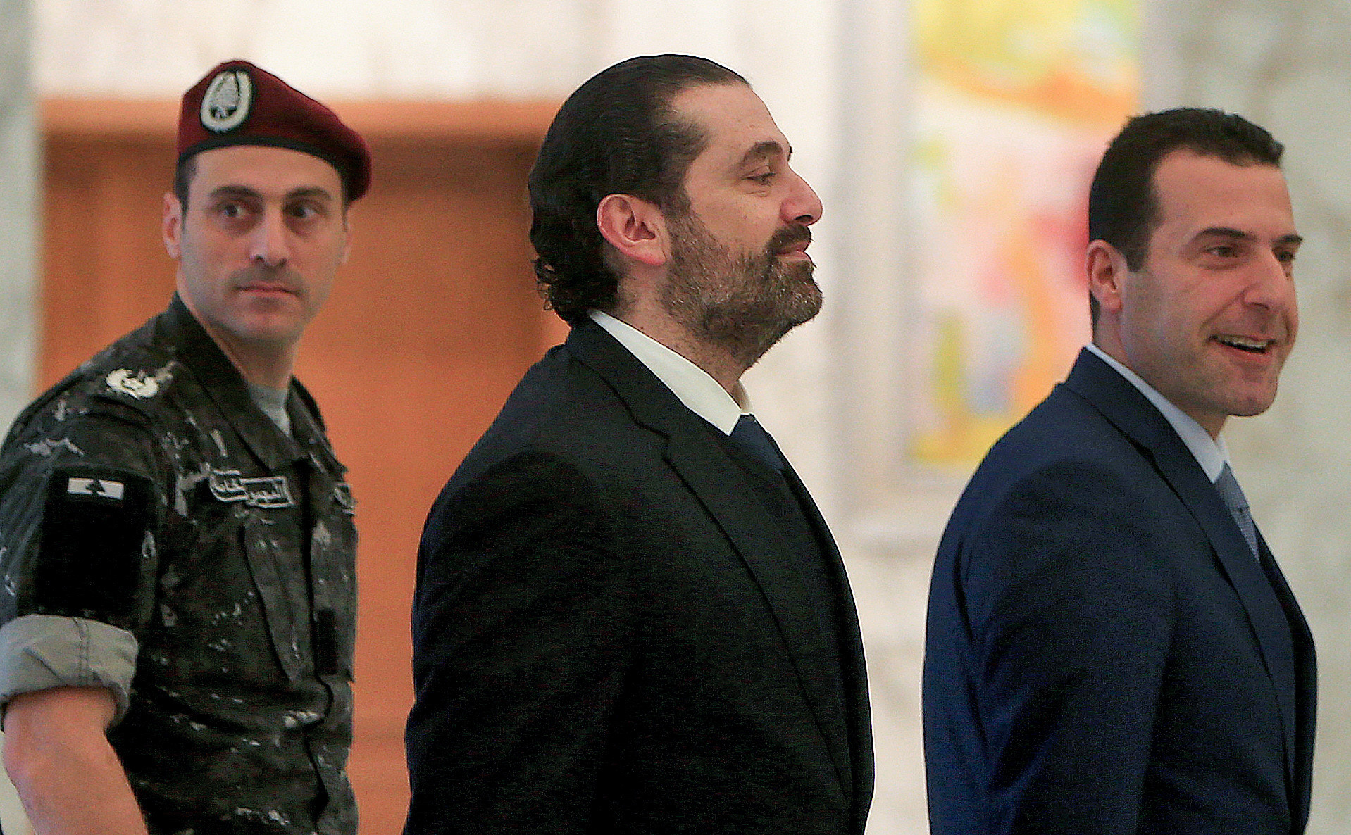 بعد عام من "ثورة تشرين".. أسقطوا حكومة الحريري ليعيد تشكيلها اليوم!