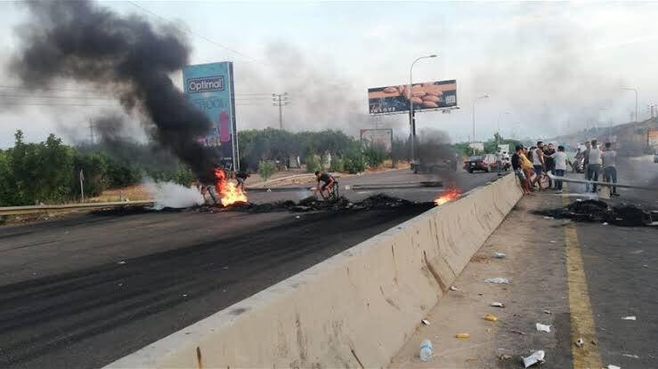 محتجون لبنانيون يقطعون طريقا دوليا مع سوريا