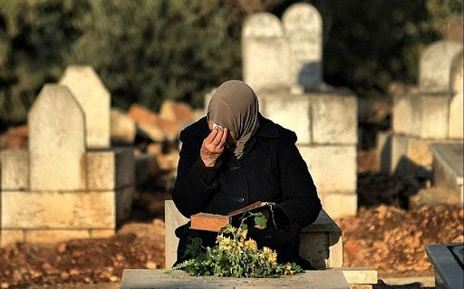 تفسير حلم البكاء على الميت للمتزوجة لابن سيرين والنابلسي: هل هو بشارة خير أم تحذير؟