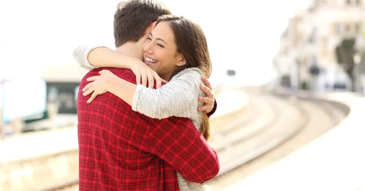 تفسير رؤية العناق في المنام