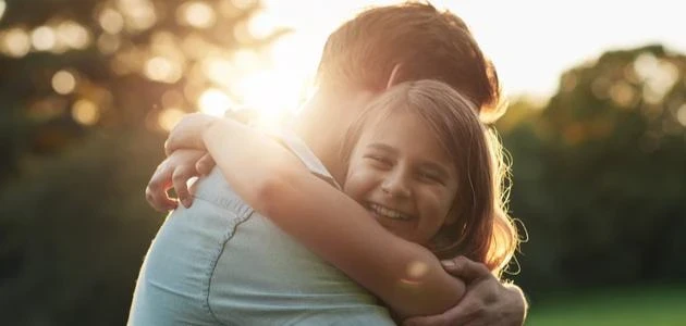 تفسير رؤية العناق في المنام: دلالات الحب والاشتياق